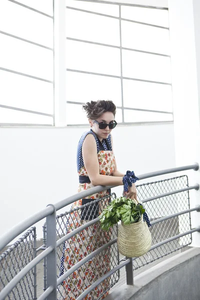 Modelo de moda bonita joven en el mercado de frutas — Foto de Stock