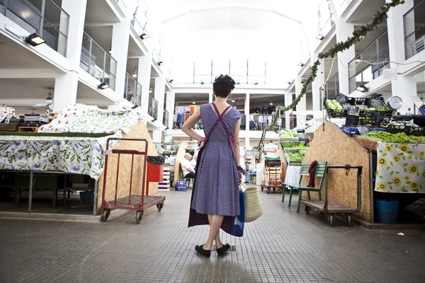 Giovane bella modella di moda al mercato della frutta — Foto Stock