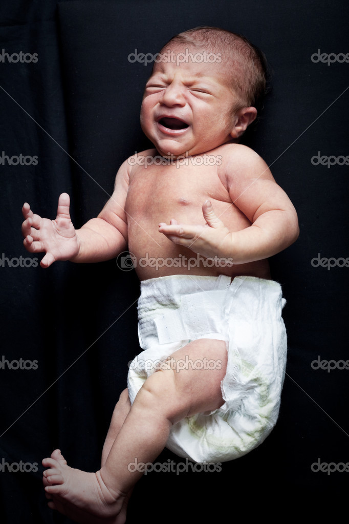 Portrait D Adorable Bebe Fille Nouveau Ne Pleurant Sur Fond Noir Image Libre De Droit Par Tommasolizzul C