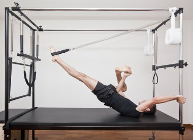 Adam pilates yapıyor.