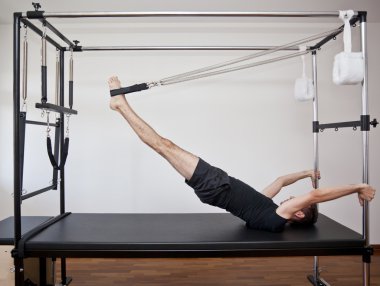 Adam pilates yapıyor.