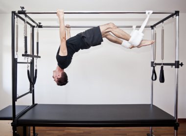 Adam pilates yapıyor.