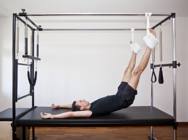 Adam pilates yapıyor.