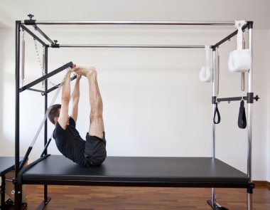 Adam pilates yapıyor.