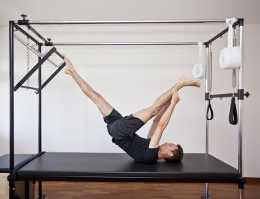 Adam pilates yapıyor.