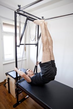 Adam pilates yapıyor.