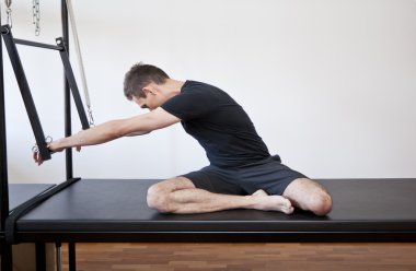 Adam pilates yapıyor.