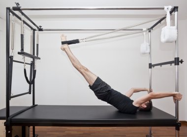 Adam pilates yapıyor.