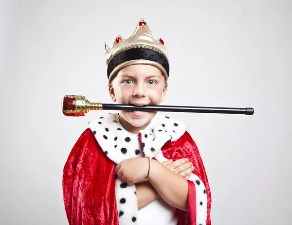 Маленький забавный мальчик, одетый как король — стоковое фото