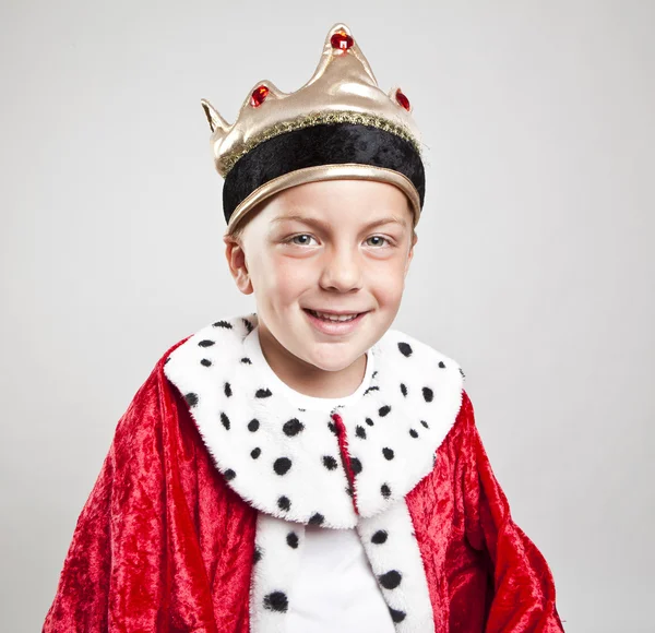 Маленький смішний хлопчик, одягнений як король — стокове фото