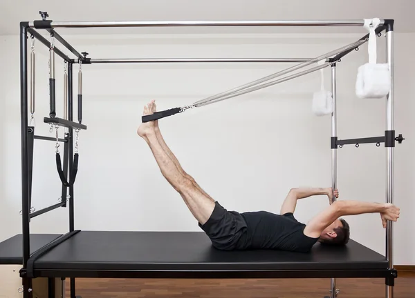 Adam pilates yapıyor.