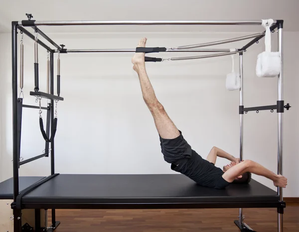 Hombre practicando pilates — Foto de Stock