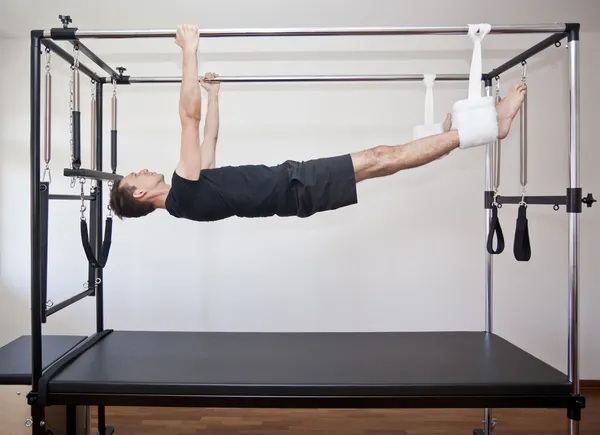 Homem praticando pilates — Fotografia de Stock