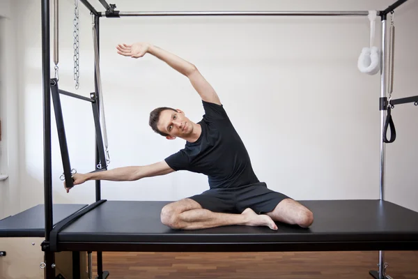 Homem praticando pilates — Fotografia de Stock