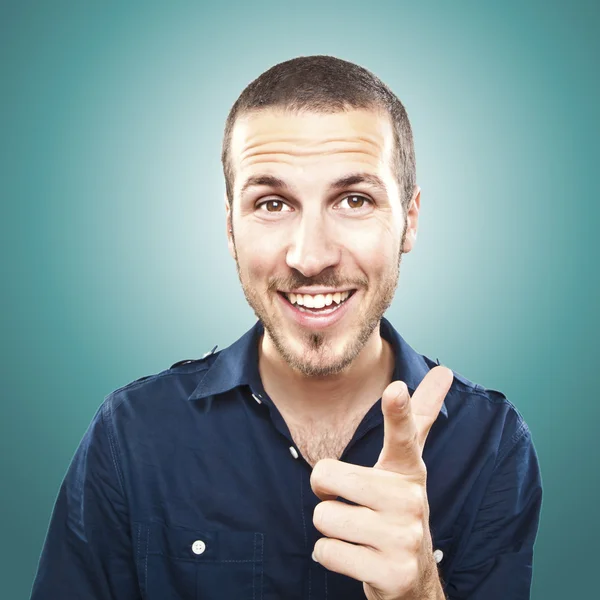 Porträt eines glücklichen jungen Mannes, der auf dich zeigt — Stockfoto