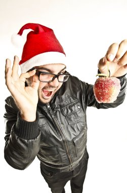 genç adam Noel topu ile