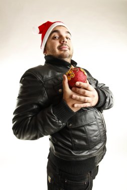 genç adam Noel topu ile