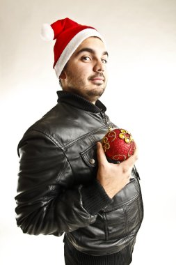 genç adam Noel topu ile