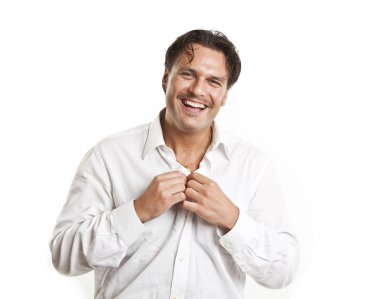 Beyaz gömlekli yakışıklı delikanlı