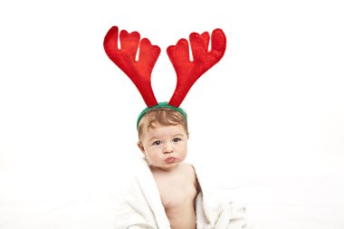 Ren geyiği şapka ile şirin bebek