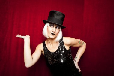 Kabare sanatçısı sahne