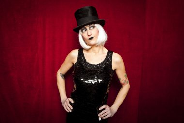 Kabare sanatçısı sahne