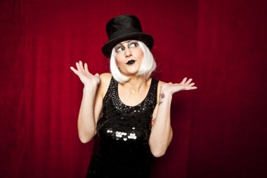 Kabare sanatçısı sahne