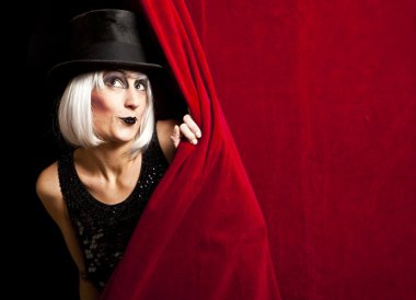 Kabare sanatçısı sahnede izleyici olarak arıyorum