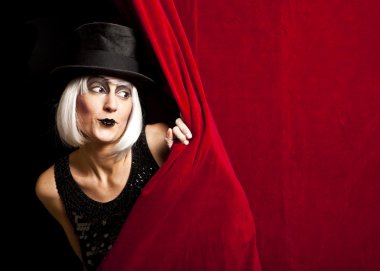 Kabare sanatçısı sahnede izleyici olarak arıyorum