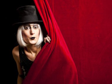 Kabare sanatçısı sahnede izleyici olarak arıyorum