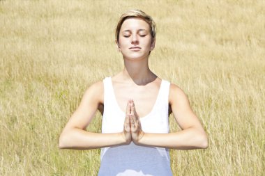 genç kadın pratik yoga açık