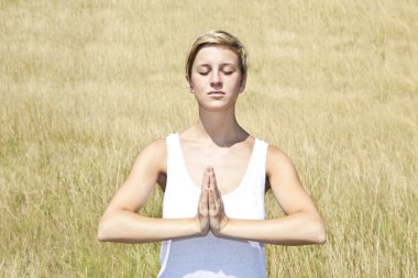 genç kadın pratik yoga açık