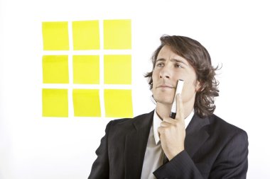 genç işadamı Postit hatırlatıcı notlar arıyorum