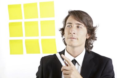 genç işadamı Postit hatırlatıcı notlar arıyorum