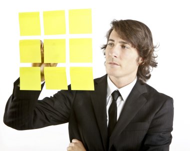 genç işadamı Postit hatırlatıcı notlar arıyorum
