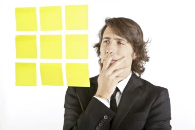 genç işadamı Postit hatırlatıcı notlar arıyorum