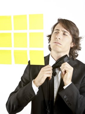 genç işadamı Postit hatırlatıcı notlar arıyorum
