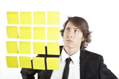 genç işadamı Postit hatırlatıcı notlar arıyorum