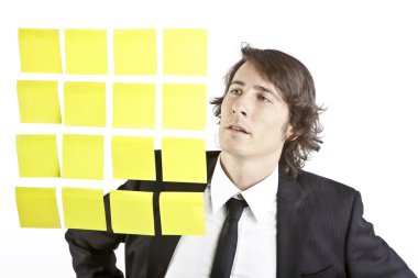 genç işadamı Postit hatırlatıcı notlar arıyorum