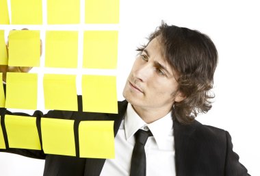 genç işadamı Postit hatırlatıcı notlar arıyorum