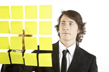 genç işadamı Postit hatırlatıcı notlar arıyorum