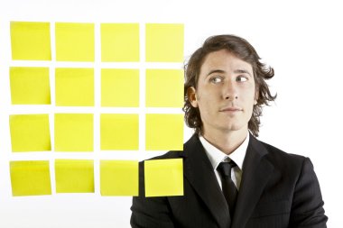 genç işadamı Postit hatırlatıcı notlar arıyorum