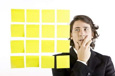 genç işadamı Postit hatırlatıcı notlar arıyorum