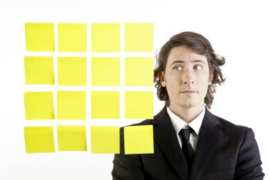 genç işadamı Postit hatırlatıcı notlar arıyorum
