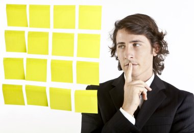 genç işadamı Postit hatırlatıcı notlar arıyorum