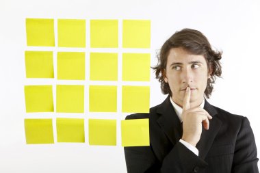 genç işadamı Postit hatırlatıcı notlar arıyorum