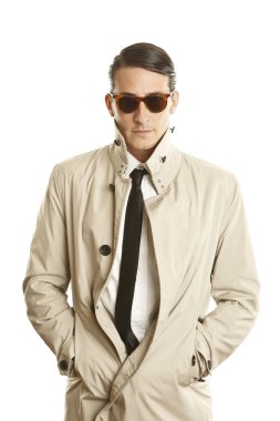 moda genç adam güneş gözlüklü ve trençkotlu
