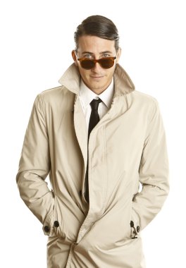 moda genç adam güneş gözlüklü ve trençkotlu