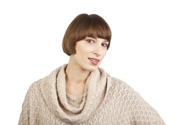 Beyaz bir arka plan üzerinde izole gülümseyen genç kadının portresi