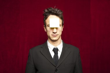 genç adamın yüzünde boş Not